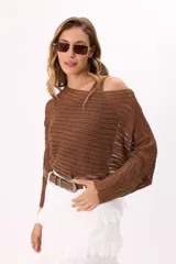 Conjunto de buzo tejido calado color marrón, de manga larga y caída relajada. Incluye musculosa al tono.