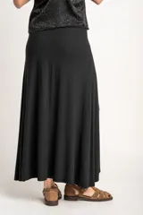 Falda midi negra de punto acanalado, corte recto y cintura elástica.