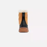 Bota de gamuza color marrón claro con detalles en negro, cordones de trekking y cuello de piel sintética.