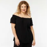 Blusa negra con escote bardot, mangas cortas y corte holgado.