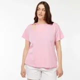Remera rosa de algodón con cuello redondo y manga corta. Presenta un corte en el hombro que crea una abertura con efecto retorcido.