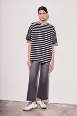 Remera oversized a rayas en blanco y negro, confeccionada en 100% algodón, suave y resistente.