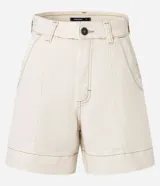 Short regular de sarga color beige, con cintura alta, trabillas, cierre con botón y cremallera, bolsillos delanteros y traseros, pespuntes contrastantes y bajo largo.