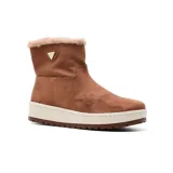 Bota corta color marrón de gamuza sintética, con plataforma blanca y detalle de piel sintética en el borde superior.