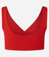 Top deportivo de microfibra color rojo, sin copa, con breteles rectos, escote en V y detalle de torcido en el busto.
