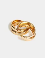 Aros tipo argolla dorados con doble arandela de metal.