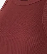 Musculosa blanca de algodón con cuello redondo y sisas anchas.