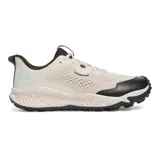Championes de trail running Under Armour Charged Maven Trail, color beige con detalles en negro y celeste. Presentan capellada de malla transpirable, entresuela Charged Cushioning para mayor amortiguación y suela de goma con diseño de tacos para mejor tracción en terrenos irregulares.