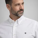 Camisa de algodón Oxford blanca con spandex, cuello con botones y logo bordado en el pecho.