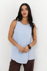 Musculosa celeste con cuello redondo y ribete marrón. Corte asimétrico con capas cruzadas en el frente.