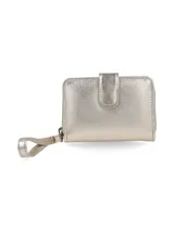 Billetera doble de cuero vacuno color gris metalizado, con cierre metálico y manija muñequera de cuero. Interior con múltiples ranuras para tarjetas y bolsillo monedero con cierre.