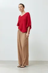 Sweater rojo de tejido de punto, con escote en V y corte oversized.