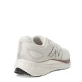 Championes New Balance 680 V8 para mujer, color beige con detalles en plateado y negro. Capellada de mesh técnico transpirable con refuerzos, entresuela Fresh Foam y suela de goma.