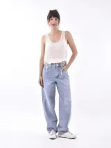 Musculosa negra de tela traslúcida con breteles finos y lazos laterales.