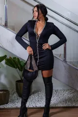 Minivestido negro ajustado al cuerpo, con escote en V profundo y detalle de cadenas bordadas con strass en el escote y a lo largo del frente.