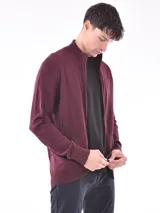 Campera negra con cierre frontal, cuello alto y puños con ribete celeste.