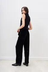 Pantalón de terciopelo negro de corte recto.