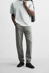 Pantalón de jean azul oscuro, corte slim fit, tiro medio, cinco bolsillos, tejido elástico y efecto lavado.