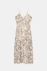 Vestido midi de tejido plisado con estampado de piel de serpiente en tonos beige y marrón. Presenta escote pico con detalle de fruncido central y tirantes finos ajustables que se cruzan en la espalda.