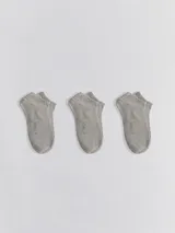 Kit de tres pares de medias grises de algodón, tipo soquete.