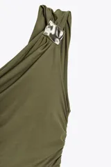 Vestido midi color verde militar, de un solo hombro, con detalle de drapeado lateral y aplique metálico plateado en el bretel.