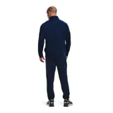Conjunto deportivo Under Armour gris con detalles en negro. Incluye campera con cierre y pantalón con cintura elástica y cordón ajustable. Ambos con logo de la marca en el pecho y en la pierna.