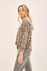 Sweater de poliéster, acrílico, poliamida y lana con estampado animal print, cuello redondo y corte relajado.