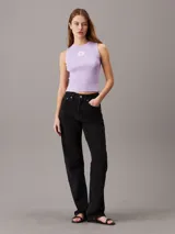 Remera Calvin Klein color lila de lyocell de canalé, corte slim, sin mangas y con cuello redondo.