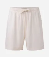 Conjunto de pijama para hombre, color blanco hueso, compuesto por una camisa de manga corta con cuello solapa y cierre frontal de botones, y un short con cintura elástica y lazo.