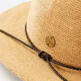 Sombrero de paja color beige con cinta trenzada marrón y logo metálico.