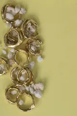 Aro earcuff plateado y dorado con diseño texturizado que simula lava.