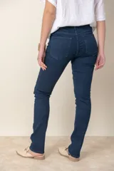 Pantalón de jean azul de tiro alto con lycra, corte ajustado y ruedo doblado.