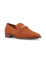 Zapato mocasín color marrón de cuero gamuzado con hebilla metálica dorada.