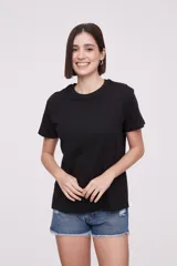 Remera holgada de algodón, color negro, con cuello redondo y mangas cortas.
