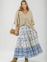 Cárdigan tejido color beige, talle único con calce oversized, con botones de madera y diseño relajado.