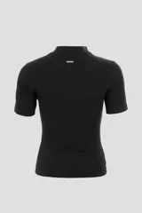 Blusa negra de punto canalé con cuello alto y mangas cortas.