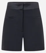 Short de sastrería corto color negro, confeccionado en crepé con detalles satinados en la cintura y los frisos. Cuenta con bolsillos incorporados y cierre delantero con cremallera.