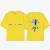 Camiseta celeste con estampado frontal de la frase "Ittai Stars" y una estrella. En la parte posterior tiene un estampado de un llavero con llaves y dijes.