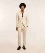 Saco de traje social color beige, confeccionado en viscolino, con cuello en V, cierre abotonado, bolsillos y medio forro.