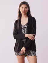 Conjunto de pijama de tres piezas, marca René Rofé. Incluye saco, musculosa con escote en V y short con cintura elastizada.