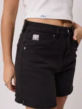 Short de jean negro, corte regular, con bolsillos delanteros y traseros.