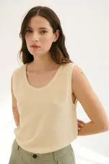 Musculosa color beige claro de tejido de lino con cuello redondo.