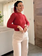 Semi polera de punto color rojo con cuello alto y mangas largas.