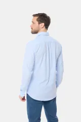 Camisa de lino blanca de manga larga, con bolsillo en el pecho con logo bordado y botones personalizados.