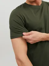 Camiseta verde militar de manga corta y cuello redondo, corte slim fit.