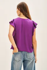 Camisa manga corta color violeta con escote en V y volados en sisas y laterales.