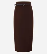 Pollera midi color marrón chocolate, de corte recto y tiro alto. Incluye cinturón fino con hebilla redonda y detalle de encaje en la parte trasera.