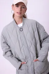 Pantalón de jean negro con efecto lavado, corte ancho, bolsillos cargo laterales y tiro alto.