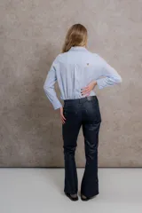 Pantalón de tiro medio con fit flare, color negro engomado.