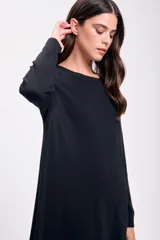 Vestido largo negro de tejido de punto con mangas largas y corte recto.